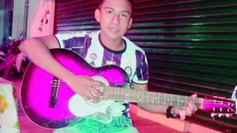 Estudiante muere tras ser golpeado por su expareja