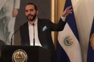 Presidente Nayib Bukele amenaza con 15 años a periodistas