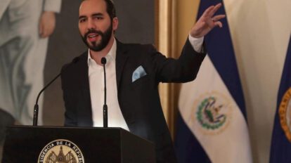 Presidente Nayib Bukele amenaza con 15 años a periodistas