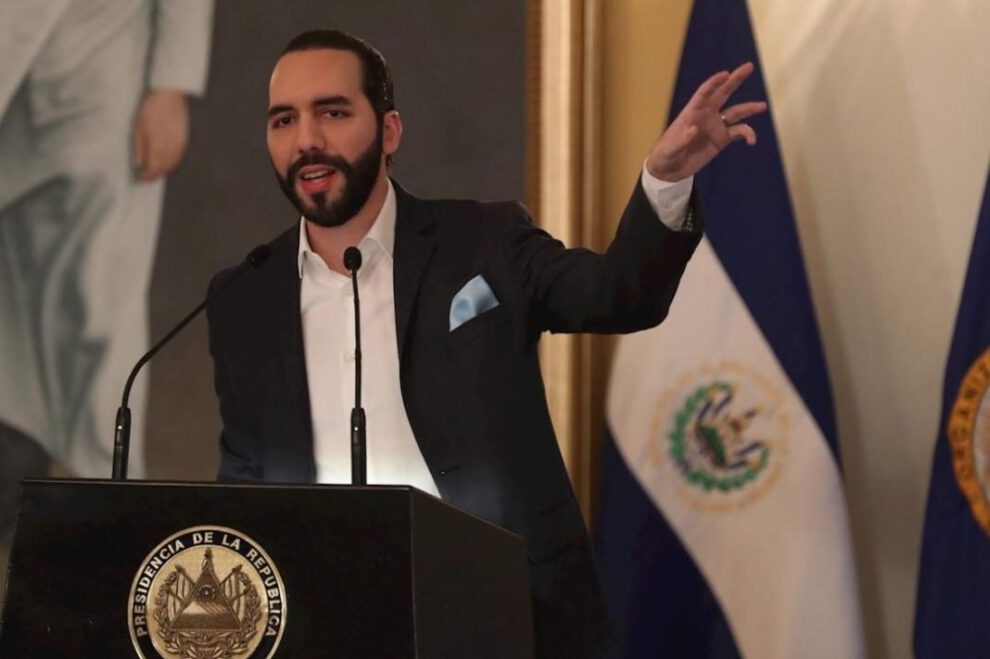 Presidente Nayib Bukele amenaza con 15 años a periodistas