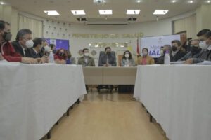 Ministerio de Salud y Colegio Médico de Bolivia en diálogo sobre la Ley de Emergencia Sanitaria