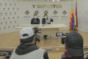Ministro Jeyson Auza presenta resolución biministerial para el funcionamiento del Hospital Óscar Urenda