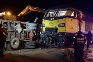 Incidente vial tren camión en la zona Sur de la ciudad