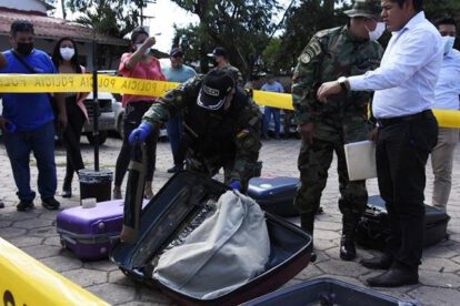 Las maletas que se empleaban para mandar droga, presentadas ayer.