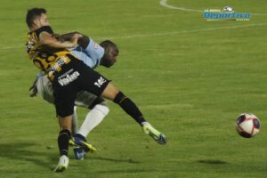 Aurora sorprende a The Strongest ganando por la mínima diferencia
