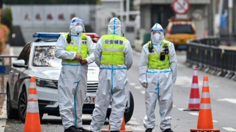 Agentes de policía controlando la ciudad durante Covid-19 en Shanghai