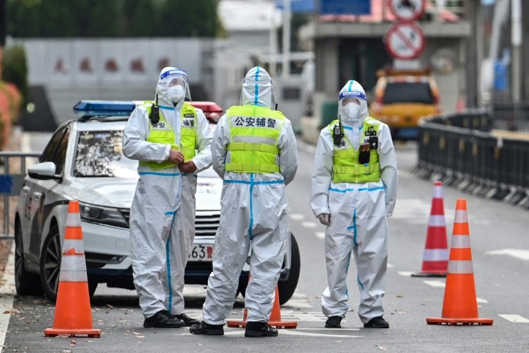 Agentes de policía controlando la ciudad durante Covid-19 en Shanghai