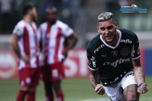 Rafael Navarro marca cuatro goles en la humillante derrota de Independiente