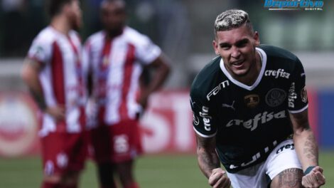 Rafael Navarro marca cuatro goles en la humillante derrota de Independiente