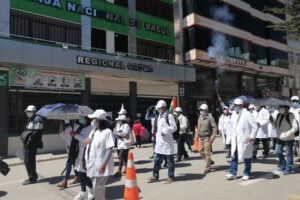 Paro movilizado de médicos en Oruro