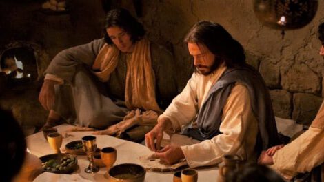 Última Cena y entrega de Jesús en pan y vino