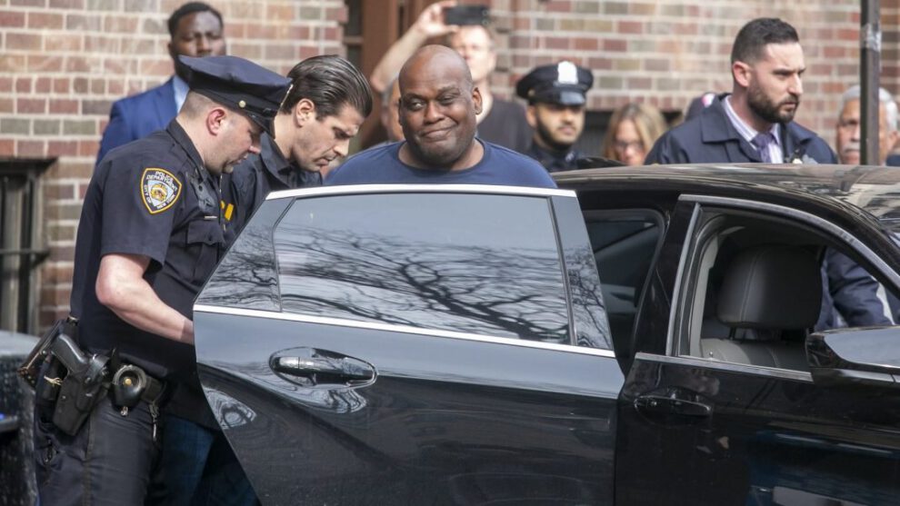 Frank R. James tras ser detenido por la Policía