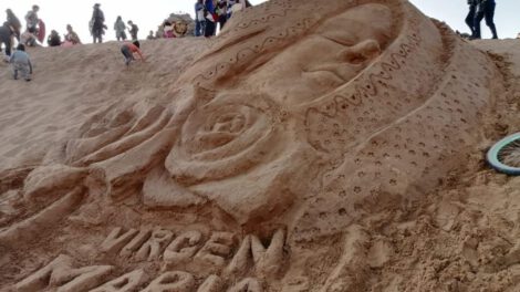 Esculturas de arena en Cochiraya durante Semana Santa