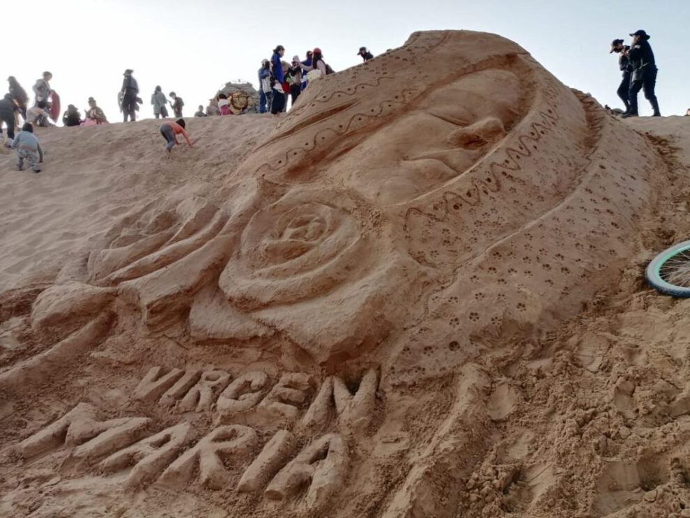 Esculturas de arena en Cochiraya durante Semana Santa