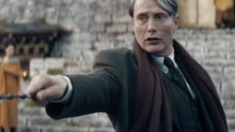 Mads Mikkelsen como Gellert Grindelwald en el Mundo Mágico
