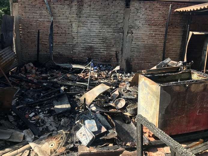 Incendio en Santa Cruz consume vivienda de familia