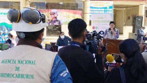 Acto de inicio de venta de la Gasolina Especial Plus en Oruro