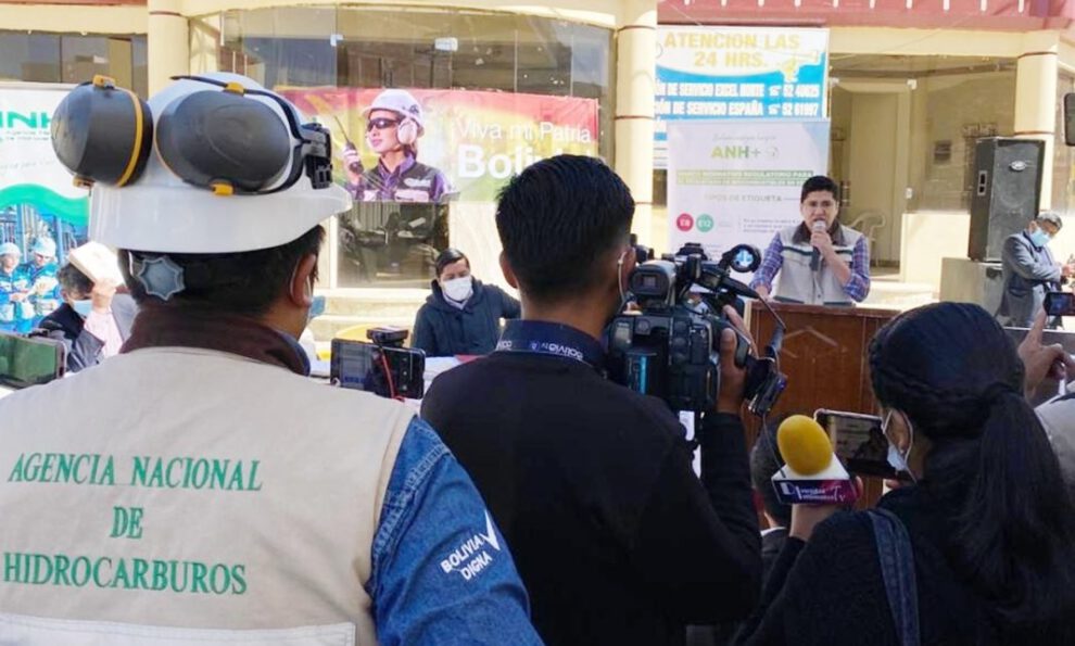 Acto de inicio de venta de la Gasolina Especial Plus en Oruro