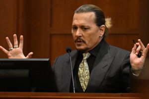 Johnny Depp testificando en el juicio contra Amber Heard