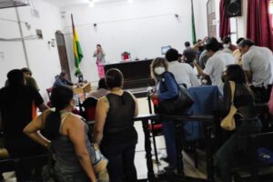 Imagen de la audiencia donde se decidió enviar a Palmasola a los ocho policías acusados de un volteo de droga