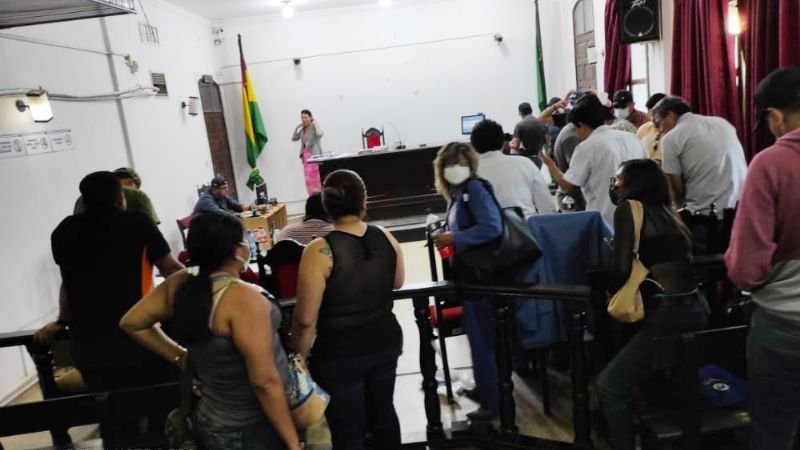Imagen de la audiencia donde se decidió enviar a Palmasola a los ocho policías acusados de un volteo de droga