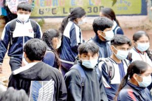 Estudiantes acuden a clases presenciales protegidos con barbijos