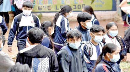 Estudiantes acuden a clases presenciales protegidos con barbijos