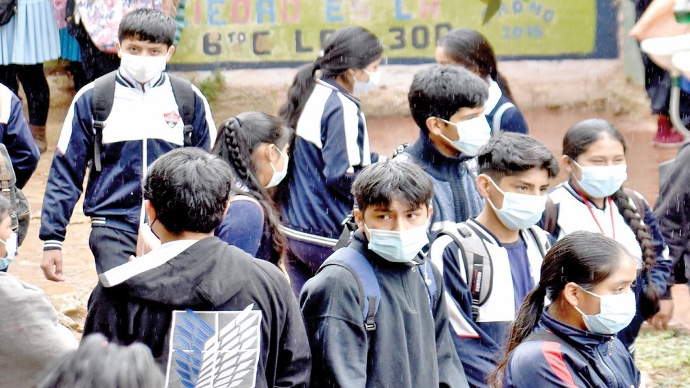 Estudiantes acuden a clases presenciales protegidos con barbijos