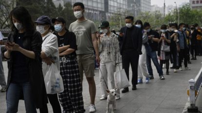 Extranjeros abandonan China por la estricta política de Covid cero