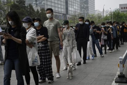 Extranjeros abandonan China por la estricta política de Covid cero