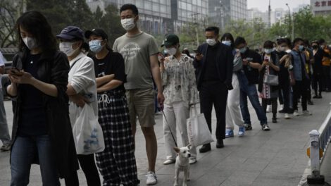 Extranjeros abandonan China por la estricta política de Covid cero