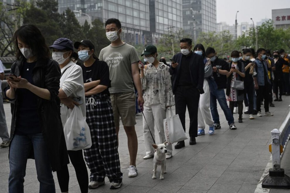 Extranjeros abandonan China por la estricta política de Covid cero