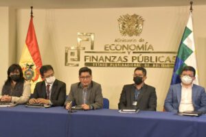 Inversiones y alza salarial en conferencia de prensa con el ministro de Economía, Marcelo Montenegro