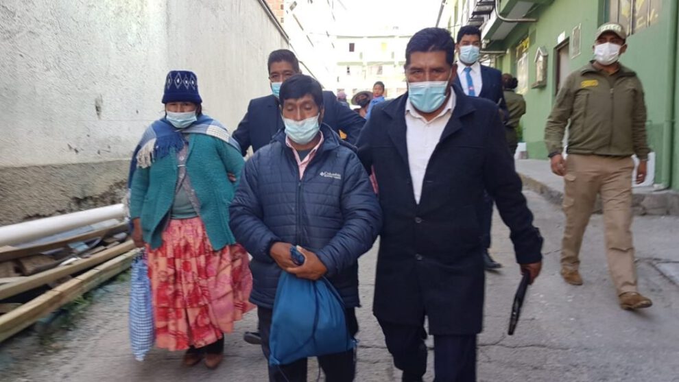 Pareja de adultos que entregó a niña extraviada