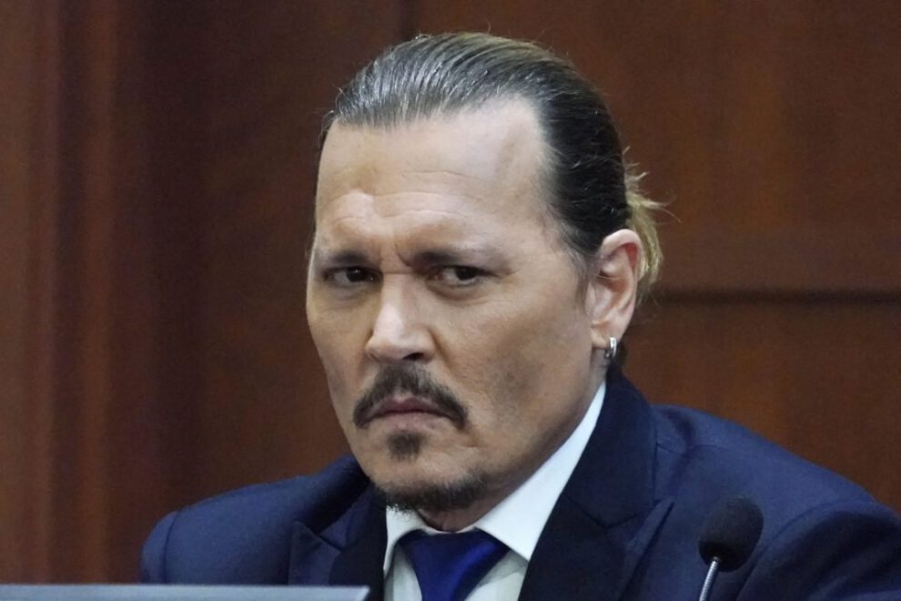 Johnny Depp testificando en el juicio por difamación