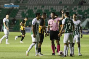 Oriente Petrolero sancionado tras agresión a árbitros