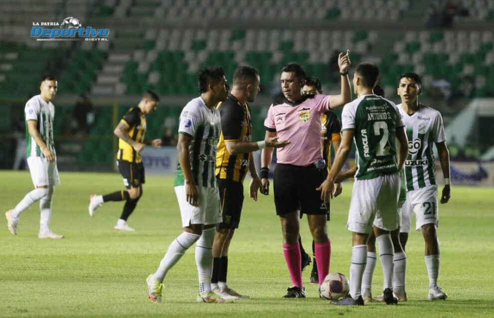 Oriente Petrolero sancionado tras agresión a árbitros