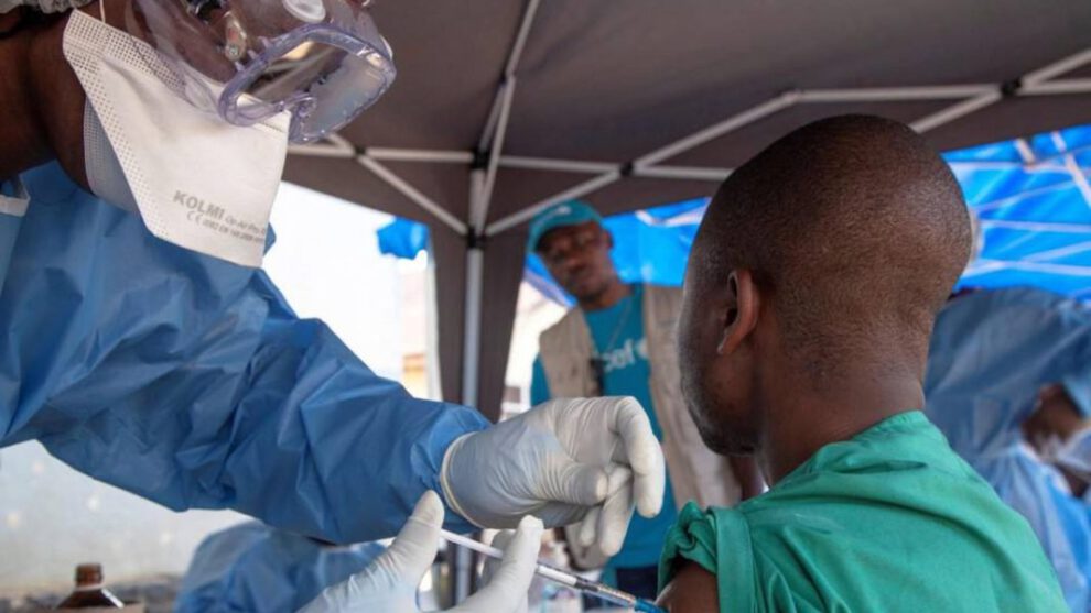 Trabajador de la salud le inyecta la vacuna contra el ébola a un paciente