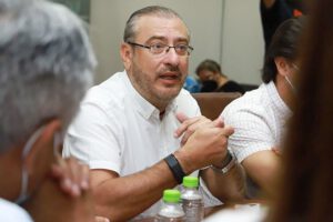 Rómulo Calvo imputado por racismo y discriminación
