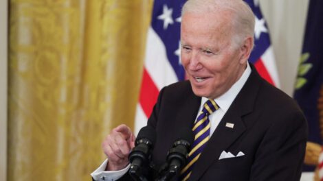 Biden propone transferir a Ucrania los bienes confiscados a los oligarcas rusos