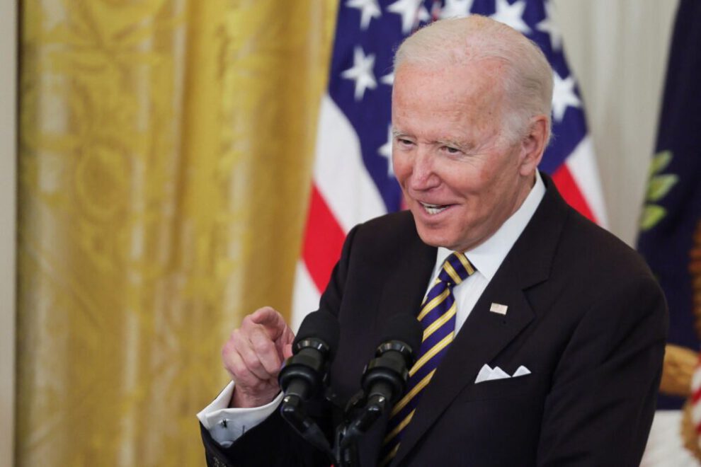Biden propone transferir a Ucrania los bienes confiscados a los oligarcas rusos