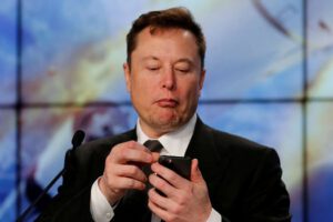 Elon Musk vende acciones de Tesla tras la compra de Twitter
