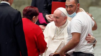 Papa Francisco problemas para caminar durante audiencia