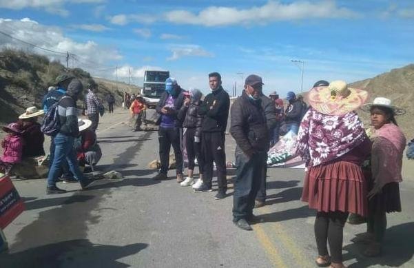 Bloqueo en Oruro por vecinos de Cochiraya