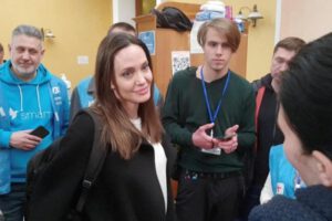 Angelina Jolie en Ucrania durante su visita para ayudar a los refugiados