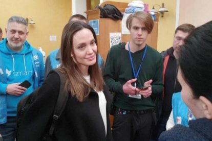 Angelina Jolie en Ucrania durante su visita para ayudar a los refugiados