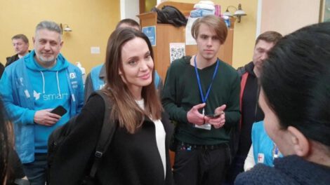 Angelina Jolie en Ucrania durante su visita para ayudar a los refugiados