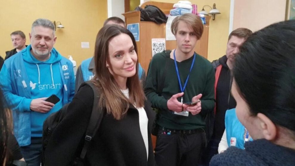 Angelina Jolie en Ucrania durante su visita para ayudar a los refugiados