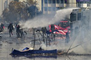 Marcha por el Día del Trabajo en Chile con manifestantes siendo dispersados