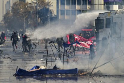 Marcha por el Día del Trabajo en Chile con manifestantes siendo dispersados